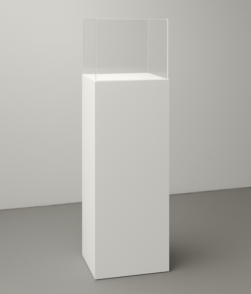 totem con teca in plexiglass